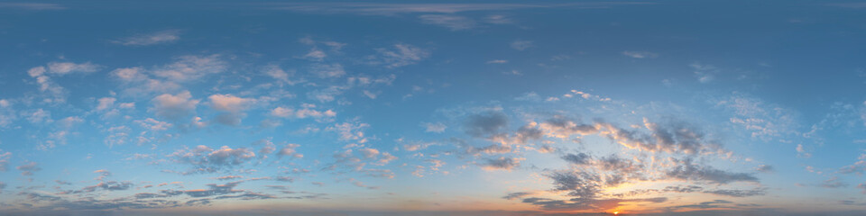 Nahtloses Panorama mit blauem Abendhimmel 360-Grad-Ansicht mit schönen Wolken, untergehender Sonne...