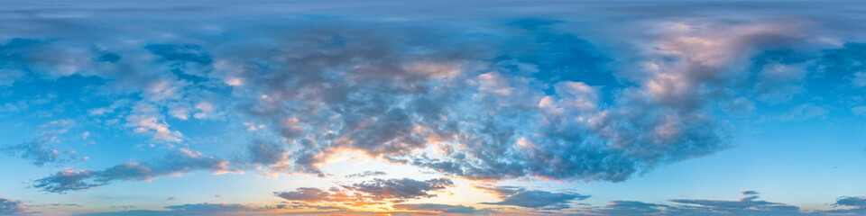 Nahtloses Panorama mit blauem Abendhimmel 360-Grad-Ansicht mit schönen Wolken, untergehender Sonne...
