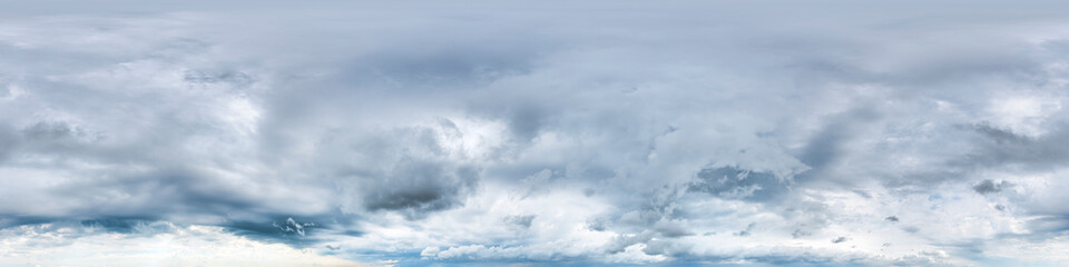 Nahtloses Himmels-Panorama mit aufziehendem Regenwetter,360-Grad-Ansicht mit Stratuswolken zur Verwendung in 3D-Grafiken als Himmelskuppel oder zur Nachbearbeitung von Drohnenaufnahmen
