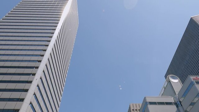 大阪ビジネスパークを車で走行