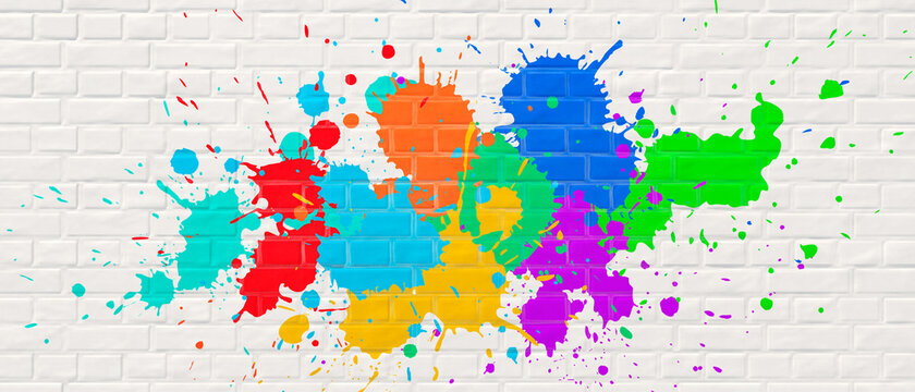 Bunte Farbflecken an wei&szlig;er Ziegelwand