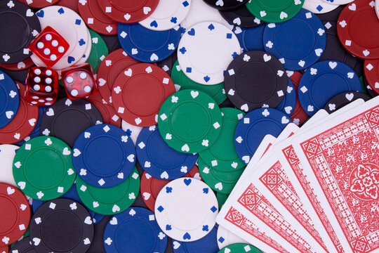 Fond de jetons de casino. Avec des dés rouges et des cartes à jouer rouge.