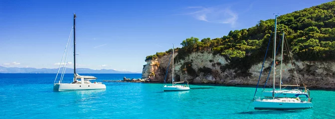 Foto auf Acrylglas Schöne Bucht mit Segelbooten, Insel Paxos, Griechenland. Panoramablick, Banner © kite_rin