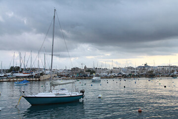 Fototapeta na wymiar Paisaje del puerto deportivo en Malta.