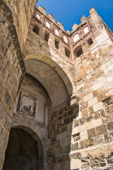 Perspectiva y primer plano puerta fortificada de San Andrés en la zona sur de la muralla medieval de Segovia, España
