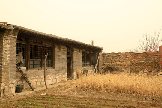 Old houses that are idle and abandoned are in the countryside