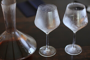 decanter and glasses, alcohol red wine table setting