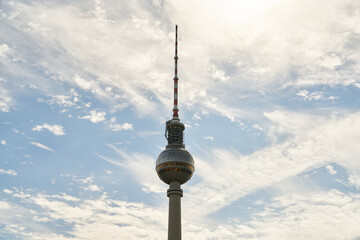 Berliner Fernsehturm am Tag mit Wolken am Himmel © Robert Kneschke