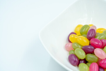 器に盛られたゼリービーンズ