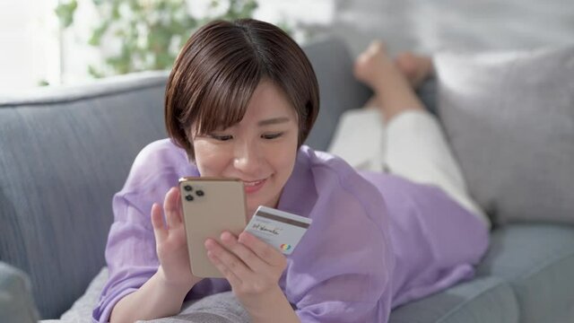 ネットショッピング・クレジットカード・若い女性