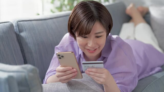 ネットショッピング・クレジットカード・若い女性