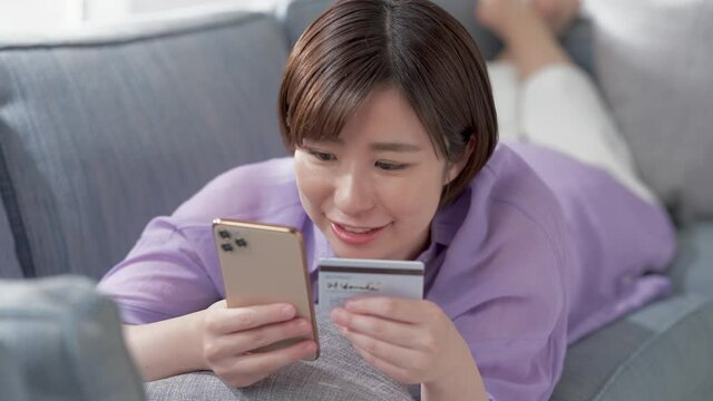 ネットショッピング・クレジットカード・若い女性