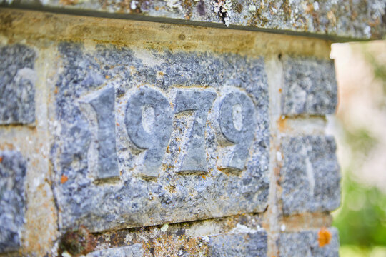 "1979" is carved into a stone. The year 1979 began with the expulsion of the Khmer Rouge from Cambodia by the invasion of Vietnamese troops, which had already begun the year before. Day.