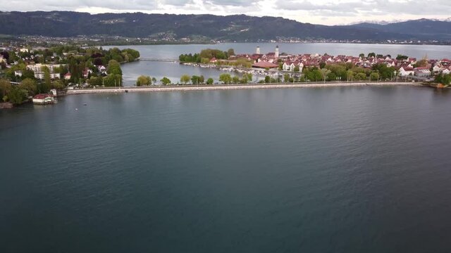 Bahndamm in Lindau am Bodensee mit einfahrendem Zug, Blick auf die Lindauer Insel mit St. Stephan und M&uuml;nster und dem Pf&auml;nderr&uuml;cken; Drohne, Drohnenvideo