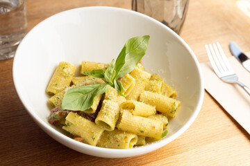 Pasta rigatoni al pesto