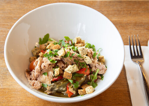Ensalada de at&uacute;n con pimientos asados