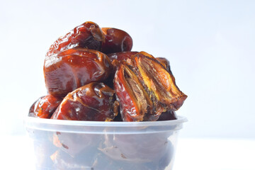 kurma dried in a bowl