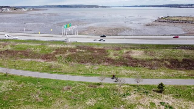 une autoroute et une piste cyclable