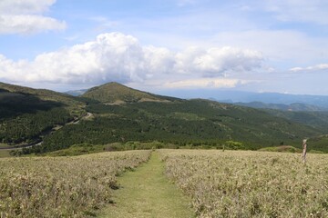 伊豆山稜歩道の風景。伊豆の山々の尾根道を歩くコース。伊豆の高原、山々を眺めを楽しみながらのウオーキング。　風早峠からの景色。