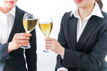 飲み会をする若手社員