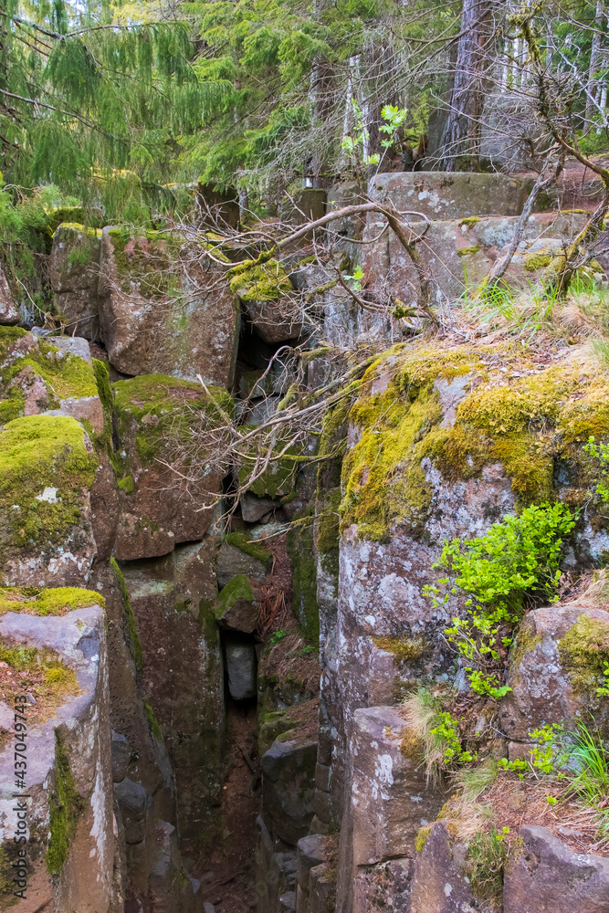 Poster Mountainside with a rock crevice