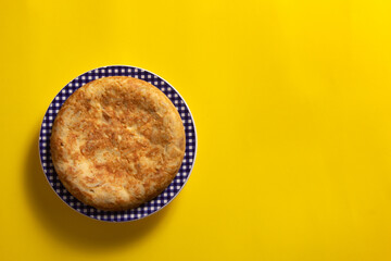 Tortilla de Patatas española. Delicioso plato salado basado en Huevo, Patatas y a veces Cebolla....