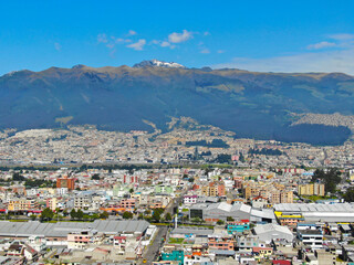 Fototapeta na wymiar Cielo azul y paisaje de ciudad, montaña y volcán