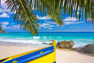 Barque de pêche sur plage paradisiaque des Seychelles 