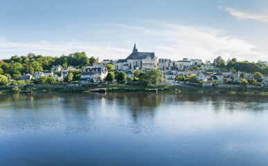 Fototapeta na wymiar prise de vue aerienne de l'un des plus beau village de france Candes Saint Martin en Indre et Loire avec la Loire en premier plan
