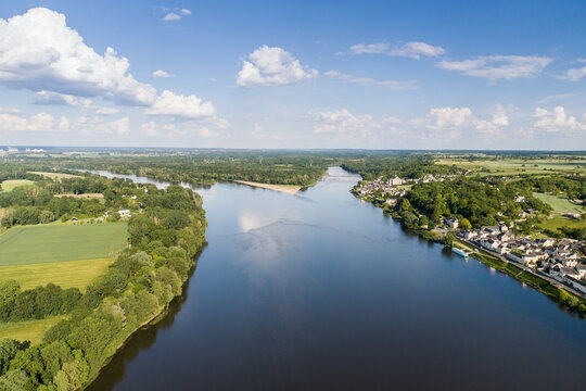 Prise de vue a&eacute;rienne de l'embranchement entre la Vienne et la Loire r&eacute;alis&eacute; &agrave; Candes Saint Martin en Indre et Loire, France