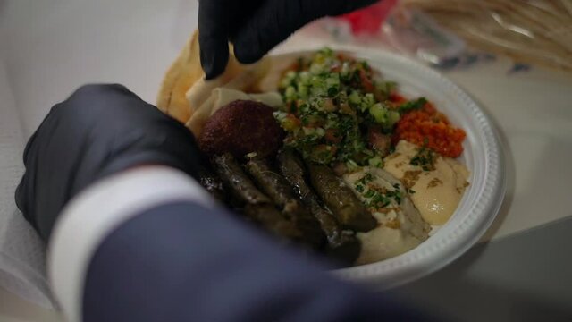 Chef preparando variedad de platos en un buffet