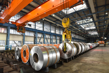 Rollen mit Stahlblech im Stahlwerk - Produktion in der Industrie