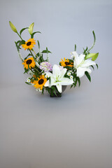 花器に綺麗に生けられたフラワーアレンジメント