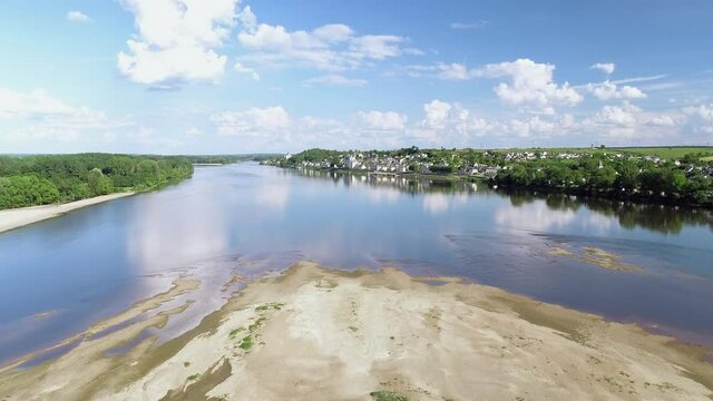 Vue aerienne de la Loire en France avec un banc de sable et la foret. Video prise &agrave; Montsoreau dans le Maine et Loire