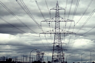 Torres de alta tensión para conducir la electricidad. Fotografía tomada un día nublado donde...