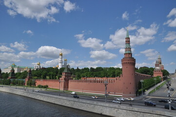 Obraz premium Panoramic view of the Moskva River and the Kremlin. Sunny day in the city. Moscow, Russia, May 22, 2021.