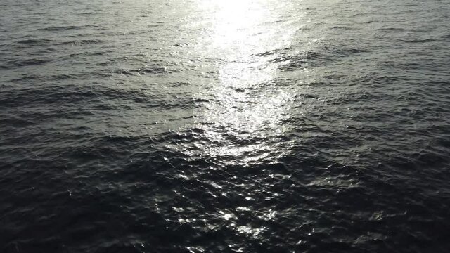 Traveling avant sur la surface de la mer bleue p&eacute;trole avec le reflet du soleil