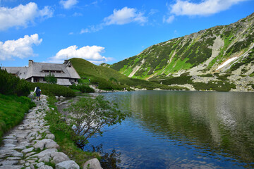 The beautiful lake Przedni Staw and the mountain lodge Schronisko Piec Stawow in the High Tatras, Poland. © Susanne Fritzsche