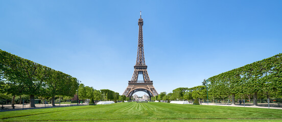 Champs de Mars en de Eiffeltoren in de zomer, Parijs, Frankrijk