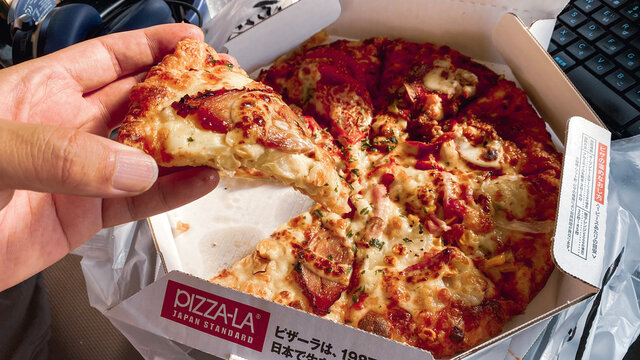 ランチはお家でデリバリーのピザ。PIZZA-LA ピザーラの4種類の味が楽しめるクォーターを注文。ステイホーム/新しい生活様式/コロナで変わる日常と食生活