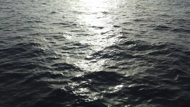 Traveling sur la surface de la mer bleue p&eacute;trole avec le reflet du soleil