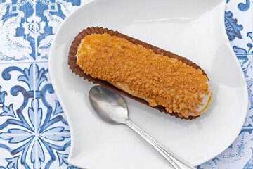 eclair au spéculoos dans une assiette	