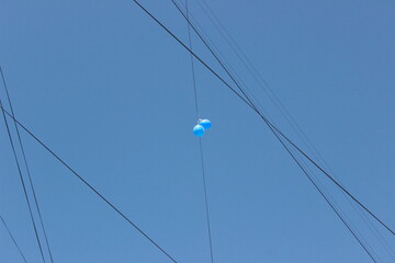 Balloon in wires 