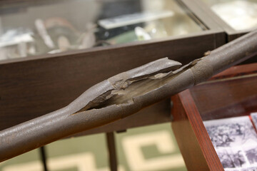 Obraz premium Damaged barrel of old rifle 