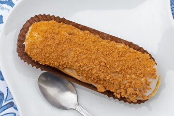 eclair au spéculoos dans une assiette	