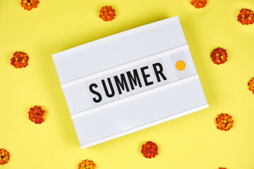Cartel caja de luz con las letras verano summer