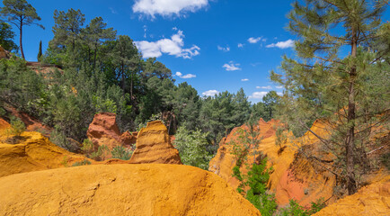 Vue du sentier des ocres à Roussillon, dans le Lubéron, Provence, sud de la France.	