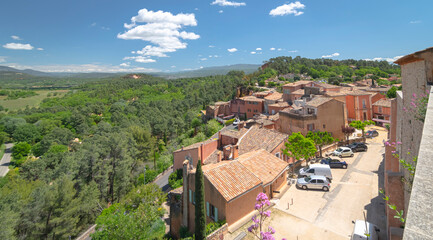 Vue du village de Roussillon, dans le Lubéron, sud de la France. Village coloré avec façades de couleur ocre.	