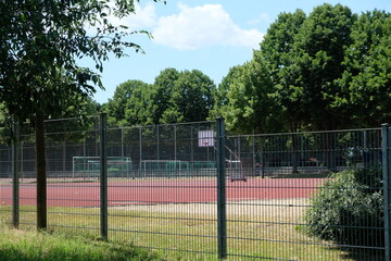 FU 2020-06-06 WeiAlong 106 Sportplatz mit rotem Belag