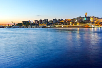 Obraz premium Sunset view of Golden Horn in city of Istanbul, Turkey